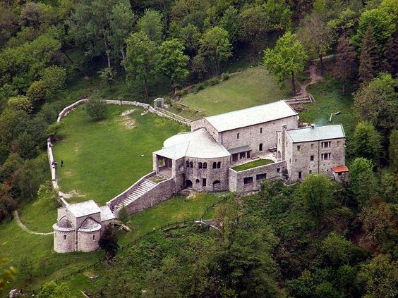 Abbazia di San Pietro al monte, dall'alto