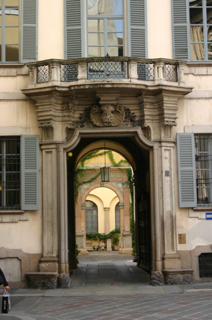 Palazzo Trivulzio, portone