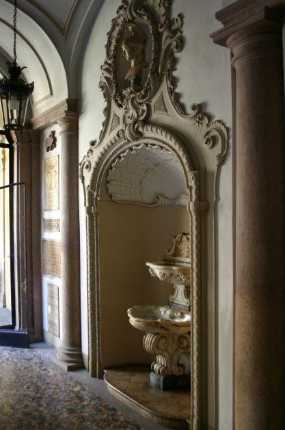 Palazzo Trivulzio, fontana androne