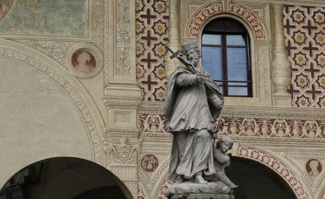 Vigevano, piazza Ducale - statua di San Giovanni Nepomuceno