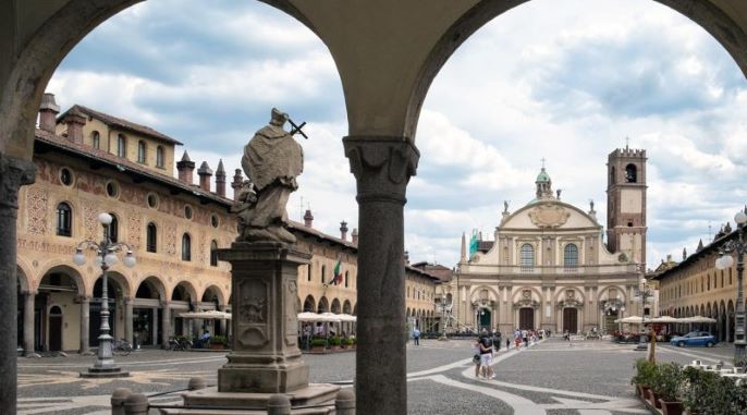 Vigevano, piazza Ducale - statua di San Giovanni Nepomuceno