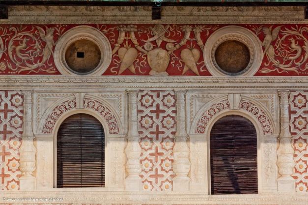 Vigevano, piazza Ducale - gli affreschi